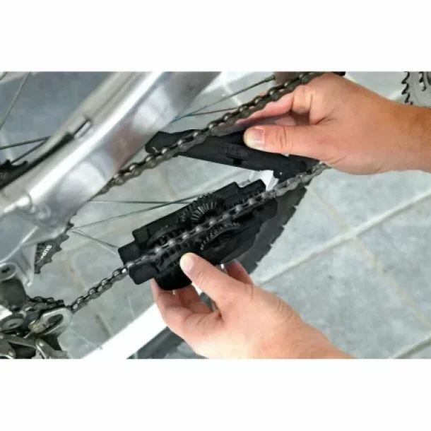 Dispozitiv pentru curatarea lantului de bicicleta
