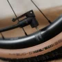Pompa manuala pentru bicicleta, cu furtun si suport de fixare pe cadru, lungime 310mm, max 8Bari/120PSI